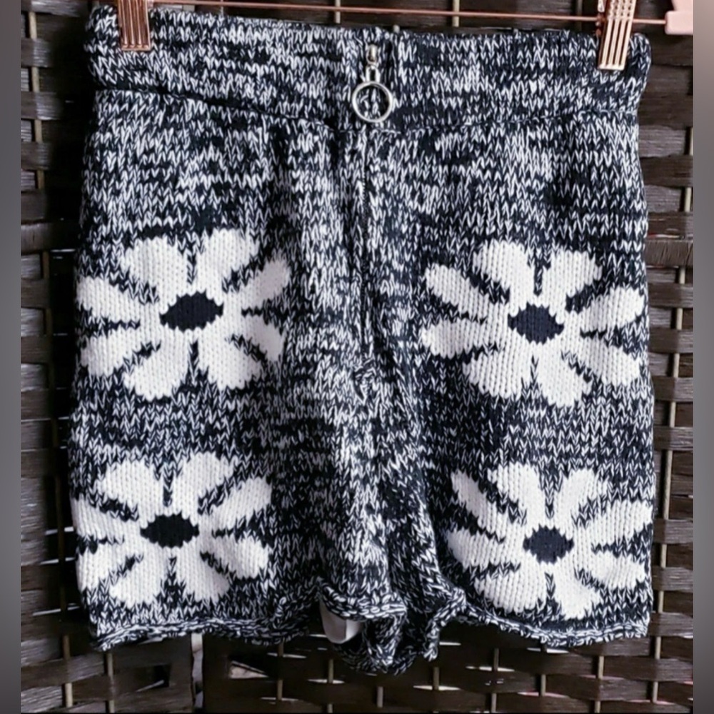 STORIA FLORAL SWEATER SET (BLACK/WHITE) - Picture 13 of 16